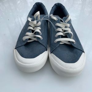 Boys Sperry casual shoes size 6